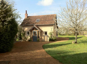 Cherry Cottage at Le Petit Nid, Clefs-Val D'anjou